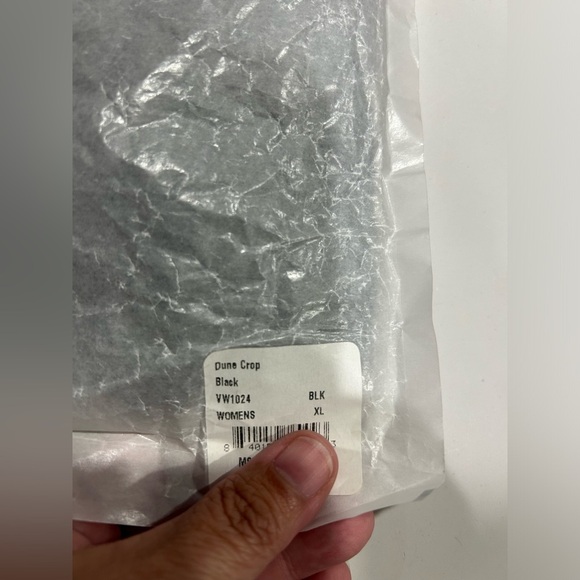 Vuori Women's XL Dune Crop Top Black NWT UPF 30 Sun Protection Mock Neck - Picture 6 of 7